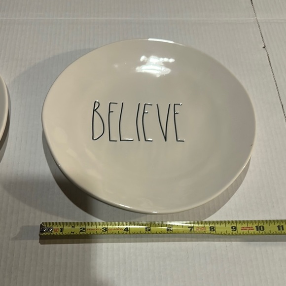 Rae Dunn set of 2 Cream ‘BELIEVE’ Dinnerware Plates for collectors or as a gift - Picture 2 of 9